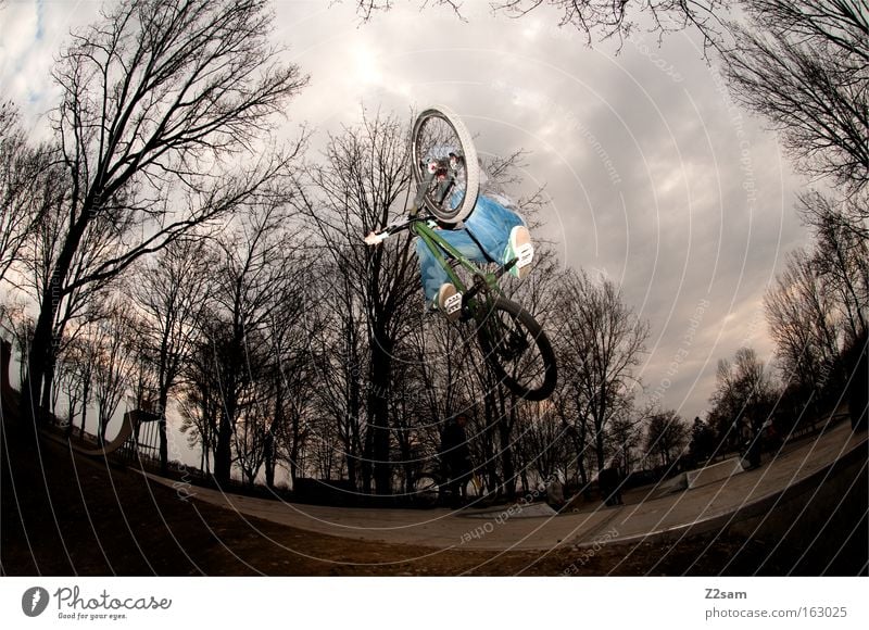 der letzte macht das licht aus Park Aktion Funsport Sport dunkel bedrohlich gefährlich Stil Coolness springen Extremsport Fahrrad dirt Air Trick Jump