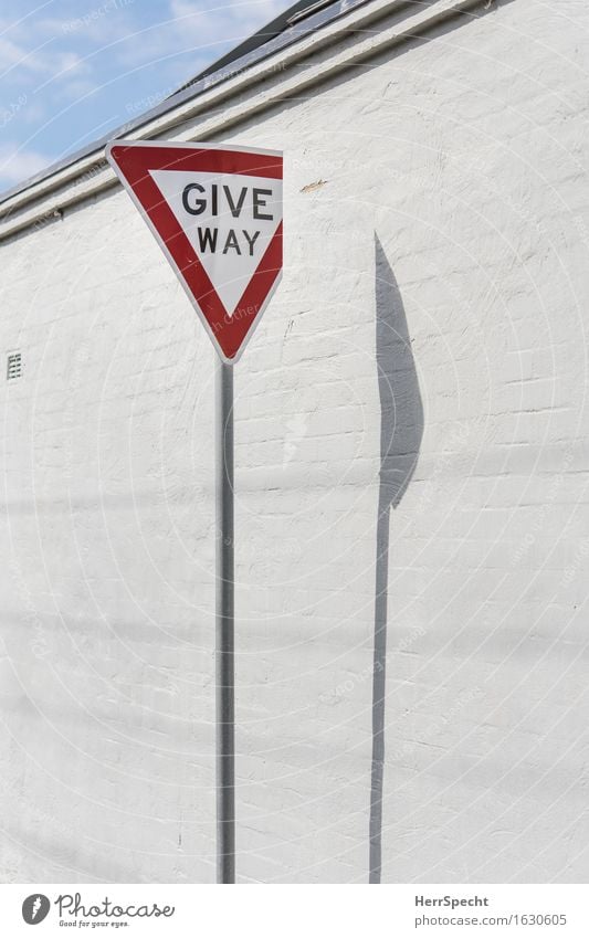 GIVE WAY Stadt Haus Bauwerk Gebäude Mauer Wand Straßenverkehr Verkehrszeichen Verkehrsschild Schriftzeichen Schilder & Markierungen Hinweisschild Warnschild