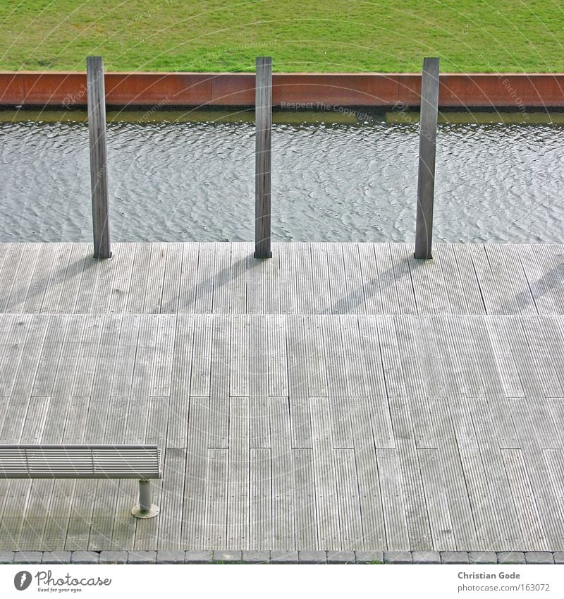 Tribute to ohneski Holz Wasser Rasen Sportrasen Wiese rot grün Bank Bochum Industriekultur Balken Terrasse Bach Schatten Architektur Deutschland Westpark Poller