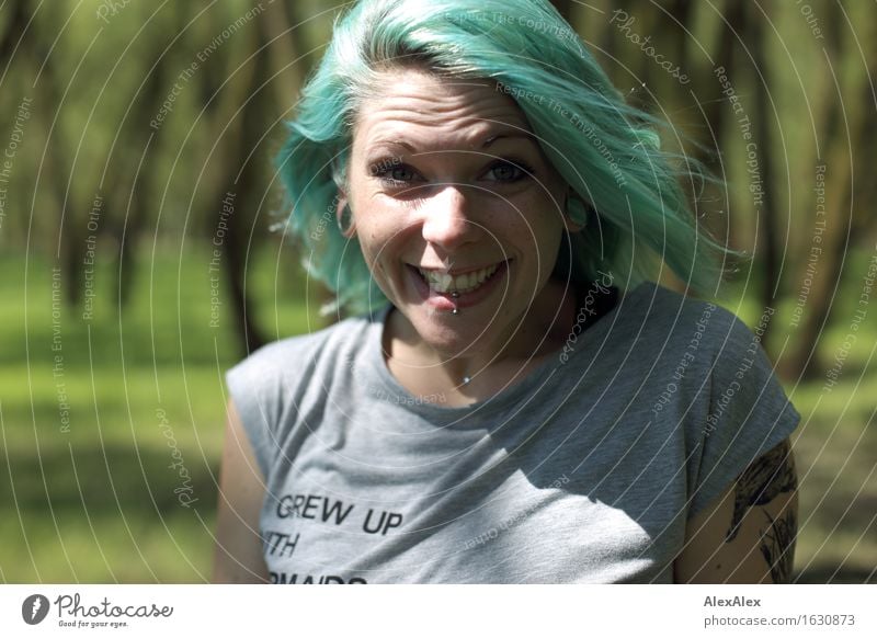 Waldnixe Ausflug Junge Frau Jugendliche Haare & Frisuren Gesicht 18-30 Jahre Erwachsene Natur Landschaft Sommer Schönes Wetter Baum T-Shirt Piercing langhaarig