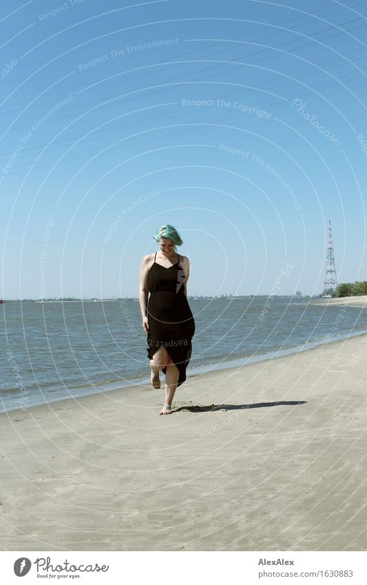 Elbstrand Freude Erholung Ausflug Sommerurlaub Strand Junge Frau Jugendliche 18-30 Jahre Erwachsene Landschaft Sand Wasser Wolkenloser Himmel Schönes Wetter