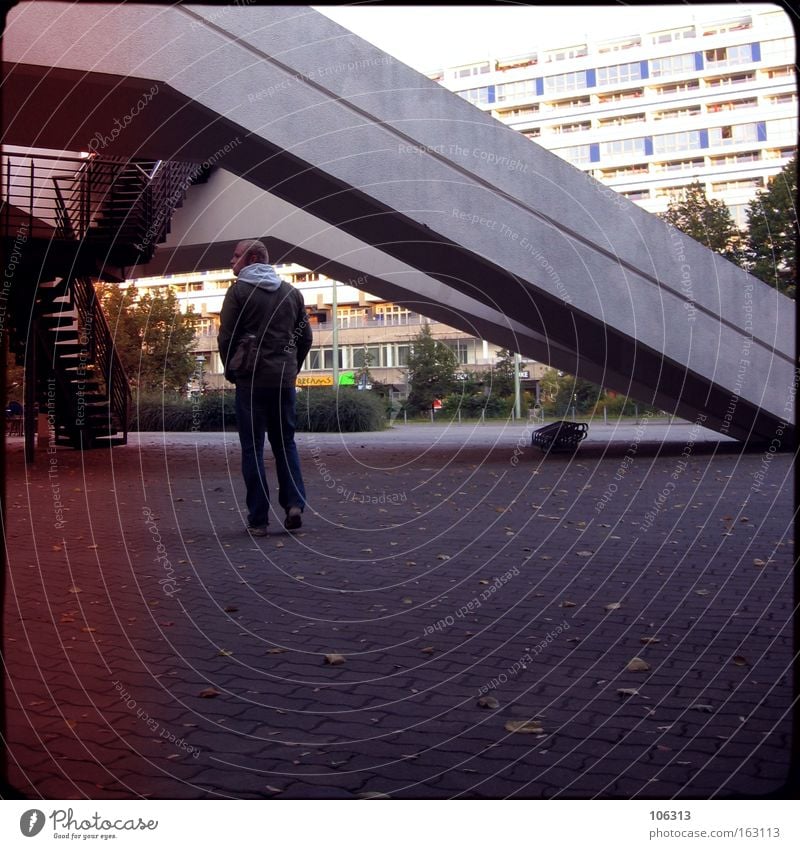 Fotonummer 116306 gehen stehen Berlin Bauwerk Gebäude Mann Typ modern dude Architektur