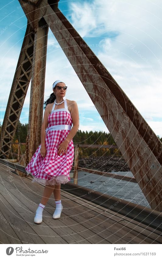 Brückentag Lifestyle Stil feminin Frau Erwachsene 1 Mensch 45-60 Jahre Architektur Rockabilly Piteelf Schweden Mode Kleid Strümpfe Damenschuhe Gürtel