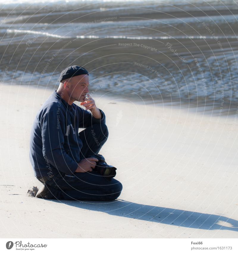 innere Balance Ferne Freiheit Camping maskulin Mann Erwachsene Vater Partner 1 Mensch 45-60 Jahre Sand Luft Wasser Sonnenlicht Sommer Klima Schönes Wetter Wind