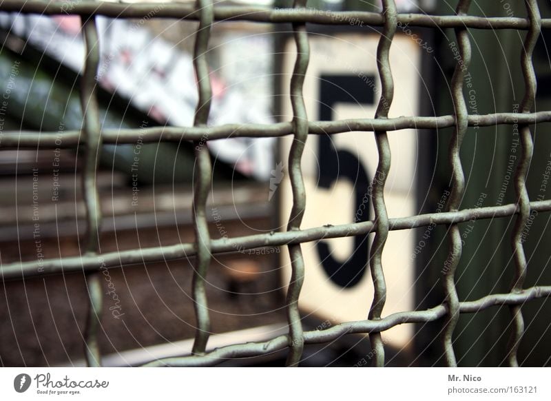 #5# Ziffern & Zahlen Draht Zaun Gitter Barriere Sicherheit bedrohlich Raster Quadrat Käfig geschlossen Gleise Bahnhof Brücke Detailaufnahme drahtgeflecht