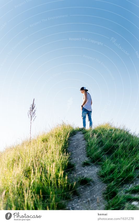 On a hill (II) Lifestyle Stil Wohlgefühl Zufriedenheit ruhig Meditation Freiheit Mensch feminin Junge Frau Jugendliche Leben 1 18-30 Jahre Erwachsene Natur