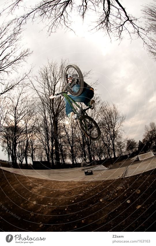 der letzte macht das licht aus Park Aktion Funsport Sport dunkel bedrohlich gefährlich Stil Coolness springen Mann Fahrrad dirt Air Trick Jump