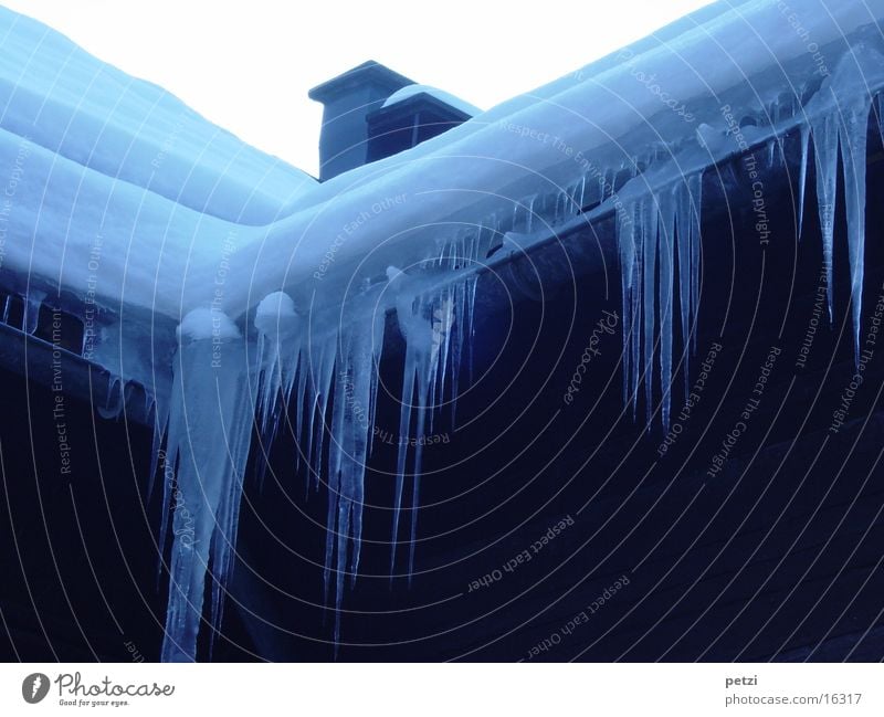 Eiszapfenzeit Haus Dach Regenrinne kalt Schnee blau Schornstein