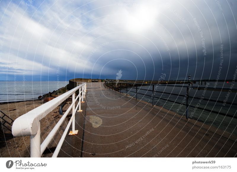 Gewitterfront Wetter Leuchtturm Meer Ostsee Travemünde Himmel maritim Ferien & Urlaub & Reisen Sturm Horizont dramatisch Wolken Strand Küste Mole lighthouse