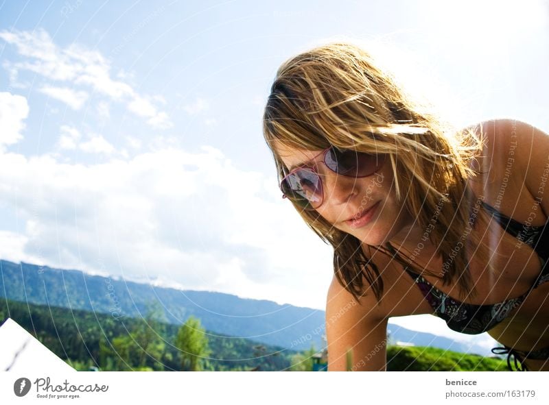 Ab in die Wiese Frau Bikini liegen Jugendliche Sonne Sonnenbrille See lesen Badestelle Berge u. Gebirge Ferien & Urlaub & Reisen Freude Sommer