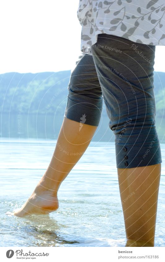 Hier kommt der Sommer Frau Beine Fuß Sonne Wasser See Gebirgssee Ferien & Urlaub & Reisen Frühling Kneipe Erholung Zufriedenheit Schwimmen & Baden Wärme Freude