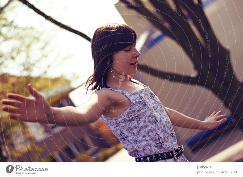 Balance Farbfoto Außenaufnahme Porträt Blick nach unten Freude Zufriedenheit Spielen Sommer Frau Erwachsene Jugendliche Tänzer Balletttänzer Frühling Spielplatz