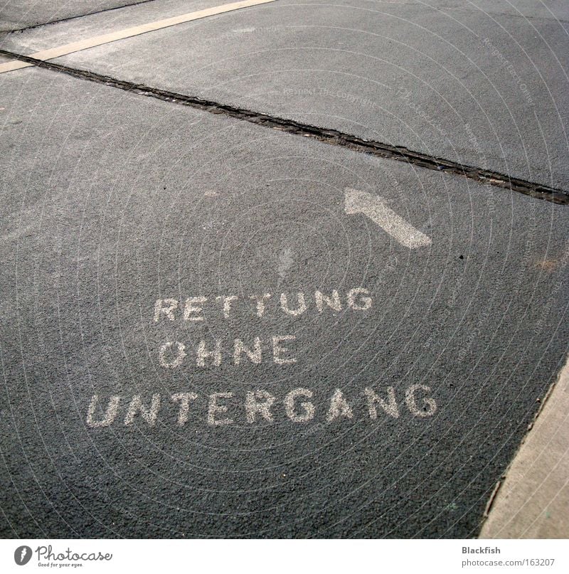 Rettung ohne Untergang Straße Pfeil Schilder & Markierungen Typographie Asphalt Brücke Hilfsbereitschaft grau Angst Panik Hoffnung Schwimmhilfe Teer Beton