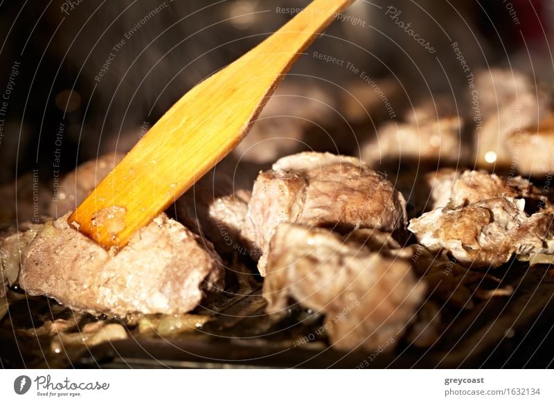 Schöne Fleischstücke werden auf dem Grill gebraten. Flache Schärfe. Essen Abendessen Wohnung Küche Restaurant Wärme Herd & Backofen heiß lecker Barbecue