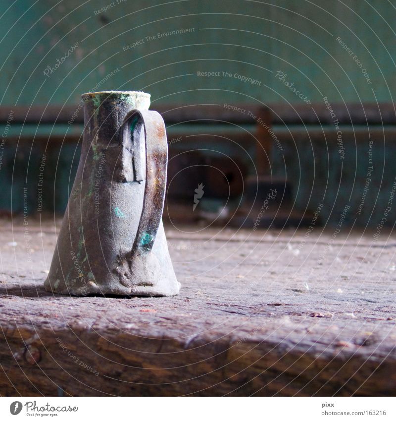 Flüssigkeitsverteiler Holz Kannen Labor Versuch grün verfallen Zeit warten Vergänglichkeit Blech Behälter u. Gefäße Fabrik Industrie Handwerk Schmiererei Tag