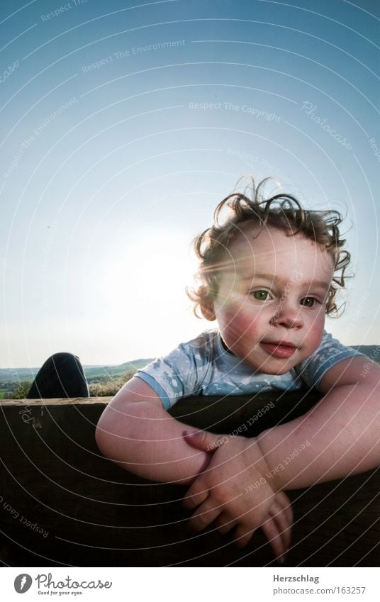 Schon die kleinen, wissen wie man chillt Kind Erholung Stimmung Sommer frisch offen direkt Ehrlichkeit Locken schön Chill babyhaut