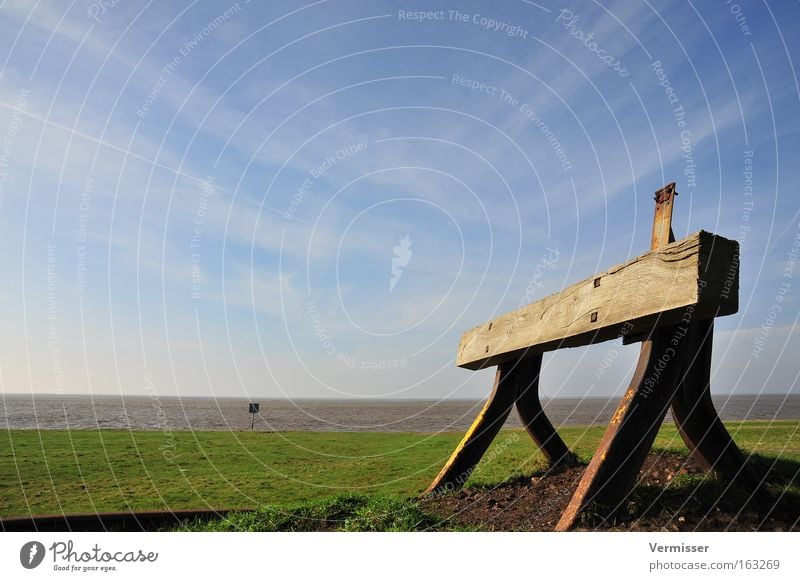 Endstation Himmel Meer Gleise Wiese Küste Gras Aussicht Ferne Unendlichkeit Holz Rampe grün blau Frühling Stahl Rost Frieden