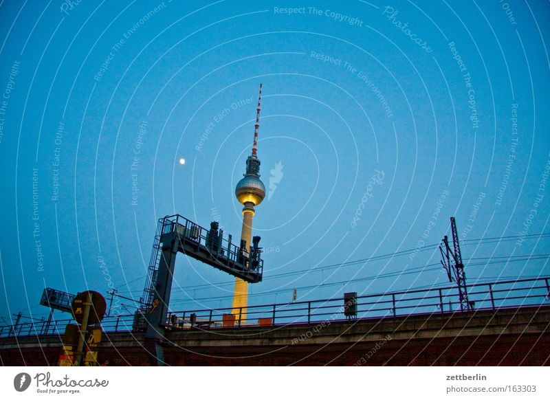 Fernbahn Berlin Stadt Stadtzentrum Berliner Fernsehturm S-Bahn Eisenbahn Bahnanlage Signal Mond Himmel Abend Nacht Öffentlicher Personennahverkehr Verkehr