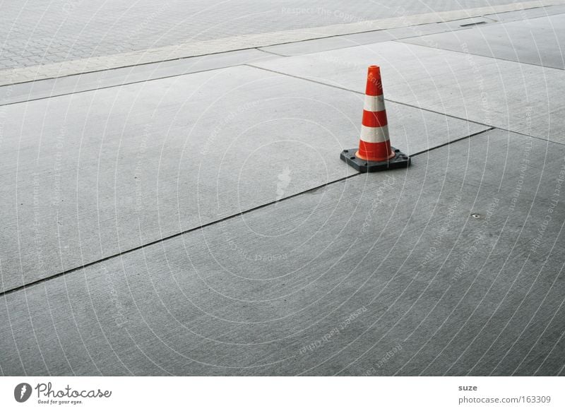 Ohne Kind mit Kegel Baustelle Platz Verkehrswege Straße Beton Verkehrszeichen Linie rot weiß kegelförmig Warnhinweis graphisch Warnschild Farbfoto Außenaufnahme