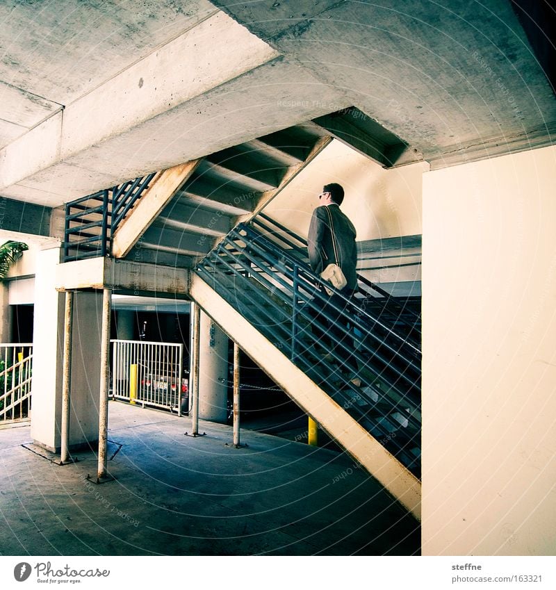 Aufsteiger Treppe Parkhaus Mann aufsteigen Karriere Beton Detailaufnahme Erfolg außentreppe