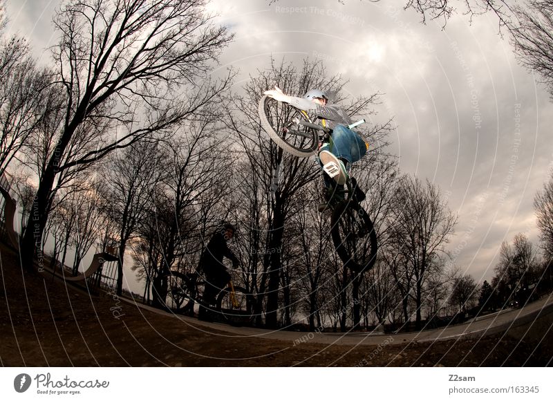 up in the sky Park Aktion Funsport Sport dunkel bedrohlich gefährlich Stil Coolness springen Mann Fahrrad dirt Air Trick Jump