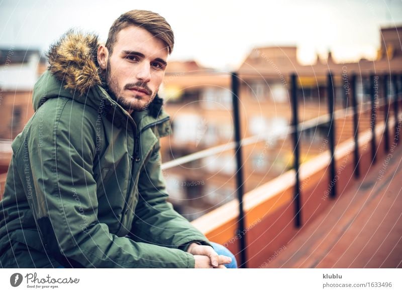 Hübscher kaukasischer junger Mann Lifestyle Stil Glück schön Gesicht Freizeit & Hobby Studium Fotokamera Erwachsene Umwelt Stadt Vollbart Lächeln Coolness