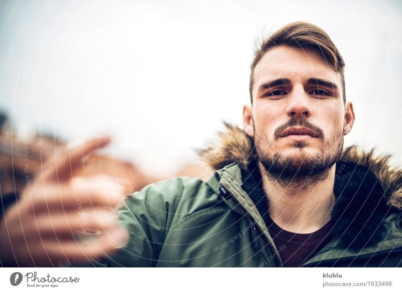 Hübscher kaukasischer junger Mann Lifestyle Stil Glück schön Gesicht Freizeit & Hobby Studium Fotokamera Erwachsene Umwelt Stadt Vollbart Lächeln Coolness