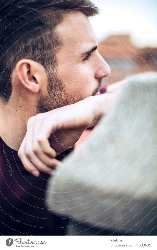 Hübscher kaukasischer junger Mann Lifestyle Stil Glück schön Gesicht Freizeit & Hobby Studium Fotokamera Erwachsene Umwelt Stadt Vollbart Lächeln Coolness