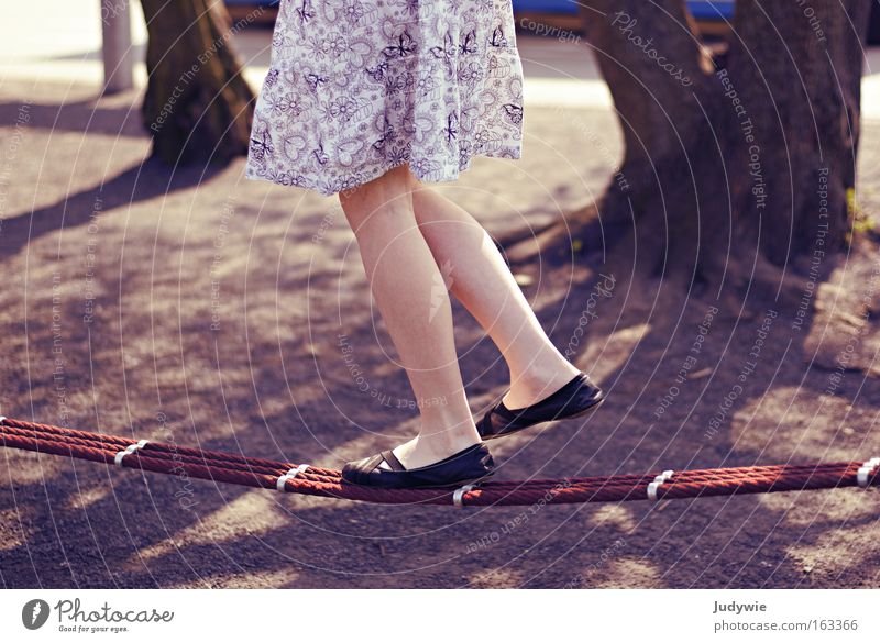 die Seiltänzerin Farbfoto Gedeckte Farben Außenaufnahme Tag Freude Zufriedenheit Spielen Sommer Tanzen Kind Mädchen Jugendliche Balletttänzer Zirkus Frühling