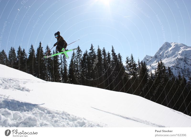 freestyle Sonne Licht Himmel blau Schnee Skifahren Baum Freestyle Luft schön springen Drehung Sport Spielen Winter Wintersport k2 freeskiing sky mountain