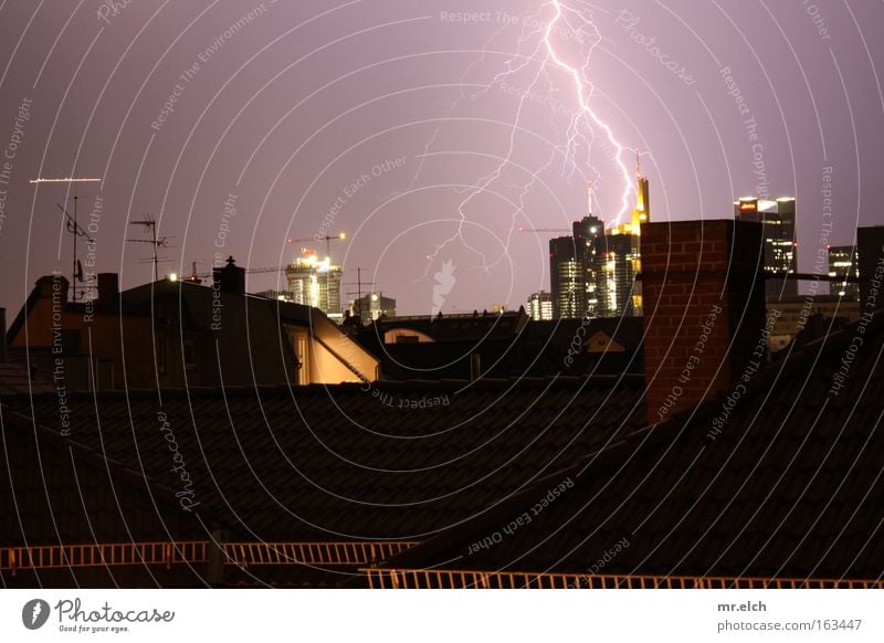 Elektrifizierung des Maintowers Blitze Donnern Elektrizität Dach Frankfurt am Main Bankgebäude Hochhaus Gewitter Unwetter Flugzeug Nacht bedrohlich Flashlight