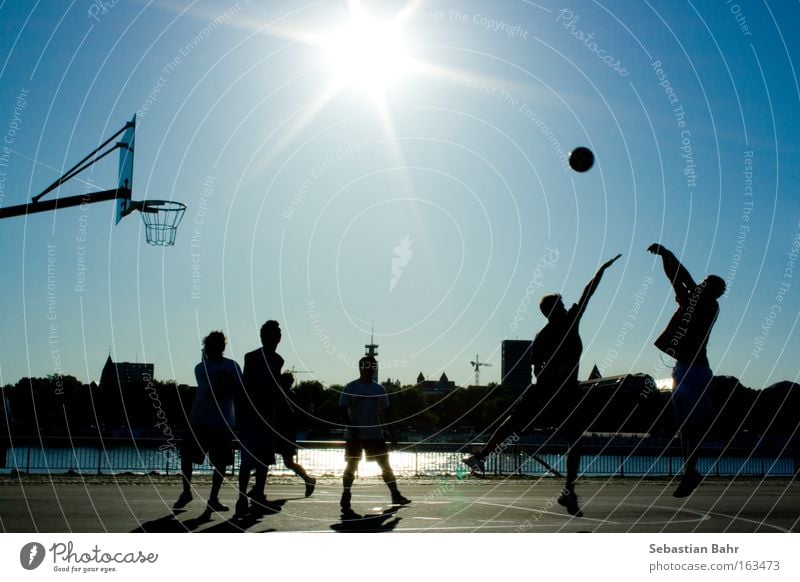 Jumpshot in your Face 6 Menschen Sport Sonne Ball Basketball Block Köln Silhouette Aktion blau Himmel Frühlingstag springen Spielen Ballsport streetball