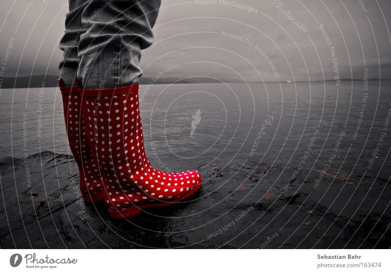 Gummistiefel Norwegen Trondheim Fjord rot Punkt Wasser grau Wolken Schwarzweißfoto Herbst Himmel ""Schlechtes Wetter""