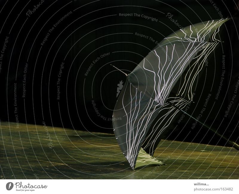 Knicks oder Kniefall? Schirm Regenschirm kaputt Wetterschutz Bruch Speichen abstützen abgeschirmt a.D. i. R. Textfreiraum links