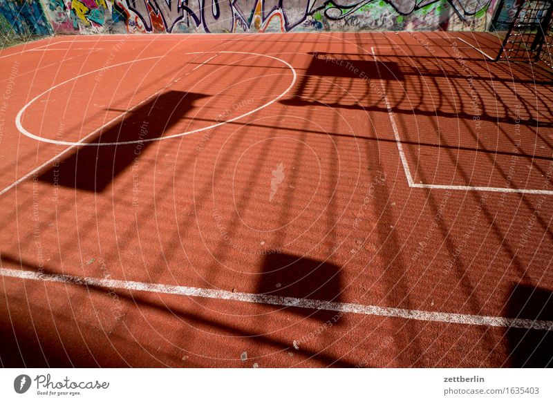 Spielen im Textfreiraum Spielfeld Spielplatz Sport Sportplatz Schilder & Markierungen Kinderspiel Spielfreude Spielfeldbegrenzung Linie Strafraum Tor Grenze