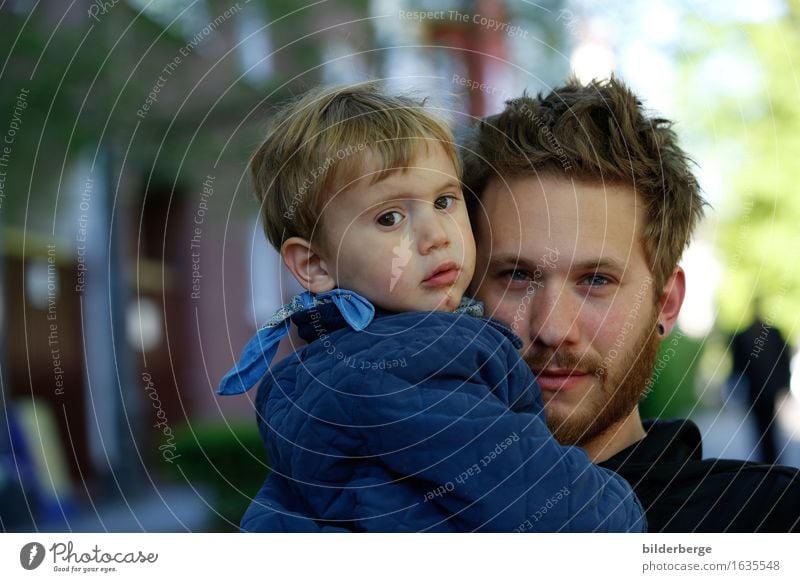 Vater und Sohn Lifestyle maskulin Kind Kleinkind Erwachsene 2 Mensch Hauptstadt Stadtzentrum Haare & Frisuren brünett blond kurzhaarig Vollbart Gefühle Farbfoto