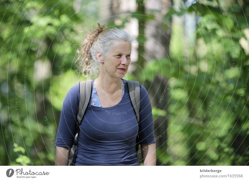 Frau im Wald Lifestyle Ferien & Urlaub & Reisen Tourismus Ausflug Abenteuer feminin Erwachsene Natur Landschaft Baum Stadtrand Haare & Frisuren brünett