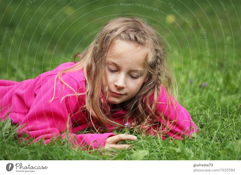 Girl day dreaming || Spielen Garten feminin Mädchen Kindheit 1 Mensch 3-8 Jahre 8-13 Jahre blond langhaarig genießen Lächeln träumen Glück schön rosa