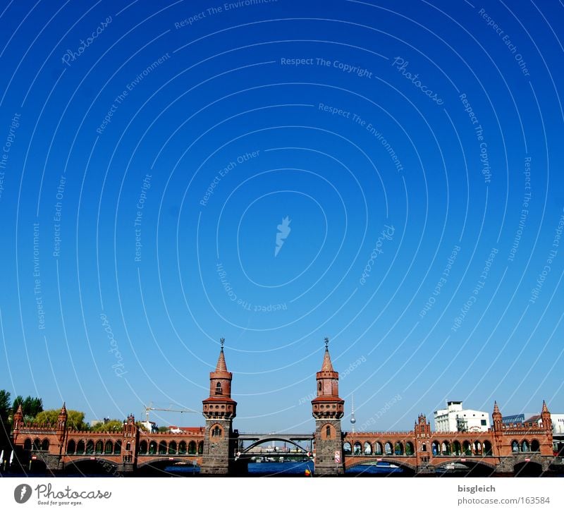 Oberbaumbrücke, Berlin Farbfoto Außenaufnahme Menschenleer Textfreiraum oben Tag Sonnenlicht Totale Panorama (Aussicht) Himmel Wolkenloser Himmel Fluss Stadt