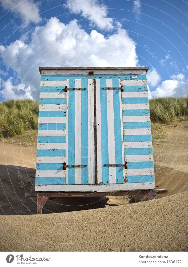 Strandhütte ruhig Schwimmen & Baden Freiheit Sommer Sommerurlaub Sonne Meer Wassersport Sand Himmel Wolken Schönes Wetter Küste Hütte Holz blau Lebensfreude