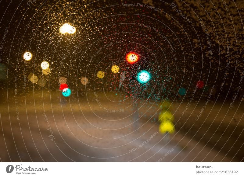 ab nach hause. Wetter schlechtes Wetter Regen Schneefall Island Verkehr Verkehrswege Autofahren Straße Straßenkreuzung Ampel Verkehrszeichen Verkehrsschild