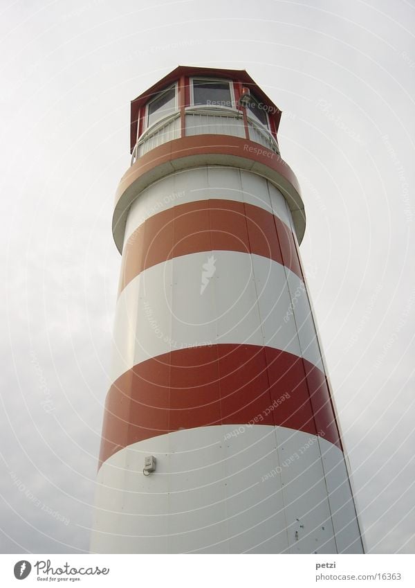 Leuchtturm rot weiß grau Nebel Turm