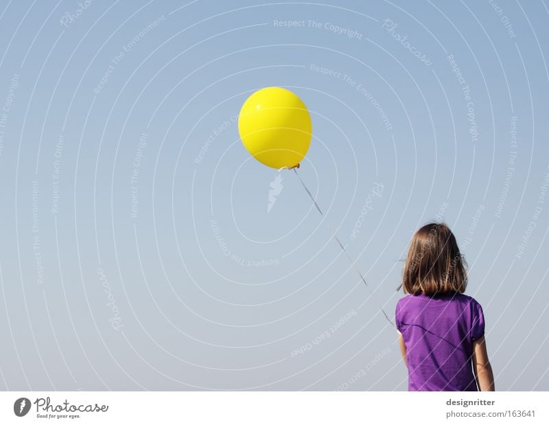 Leicht-ich-keit Mädchen Luftballon leicht Leichtigkeit Aufwind aufsteigen fliegen sanft zerbrechlich verwundbar frei Freiheit Raum