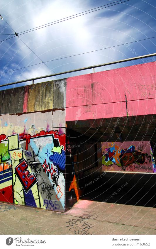 downtown Freiburg Graffiti Tunnel Farbe Kunst mehrfarbig Licht Schatten Beton Himmel