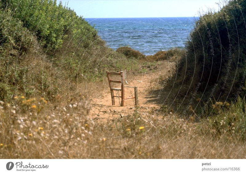 Abgestellt Meer Sessel Wege & Pfade beobachten Blick stehen träumen Stranddüne Farbfoto mehrfarbig Außenaufnahme Zentralperspektive