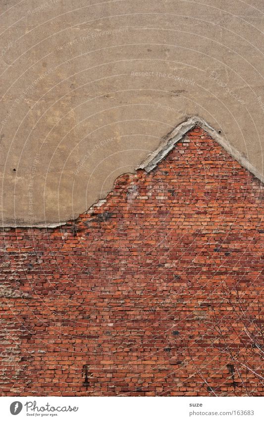 Hauswandhaus Hausbau Baustelle Handwerk Mittelstand Stadt Menschenleer Ruine Mauer Wand Stein Beton Zeichen alt authentisch dreckig einfach braun rot