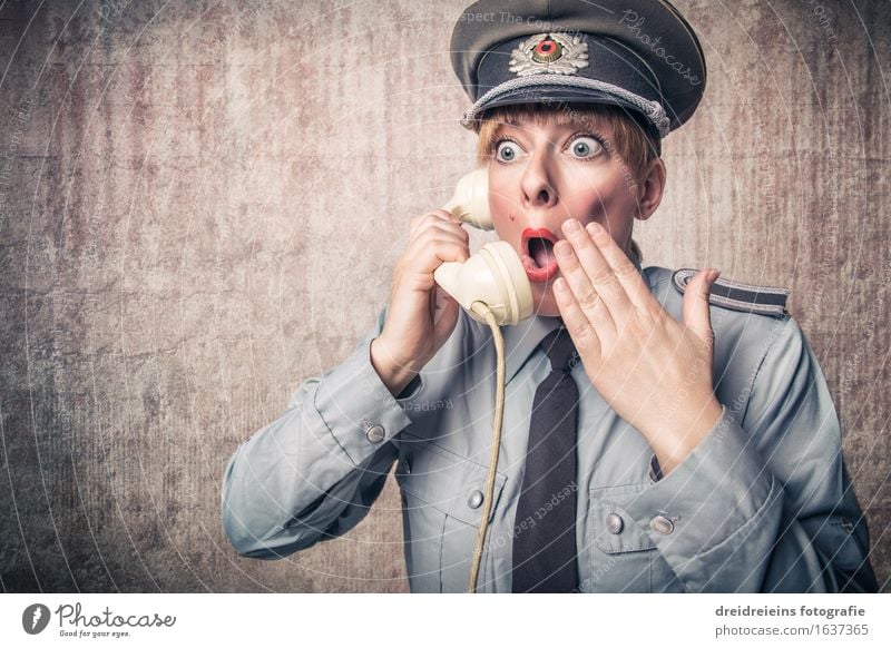 Waaaas?... niemand hatte jemals vor, eine Mauer zu bauen? Soldat Büro Militärgebäude Telefon Telekommunikation Mensch feminin Frau Erwachsene Wand Uniform Hut