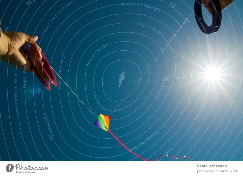 ... und raus !!! Wind Lenkdrachen Kiting Farbe mehrfarbig Sommer Sonne Luftverkehr Sonnenstrahlen Wetter Licht Himmel blau Freude Himmelskörper & Weltall