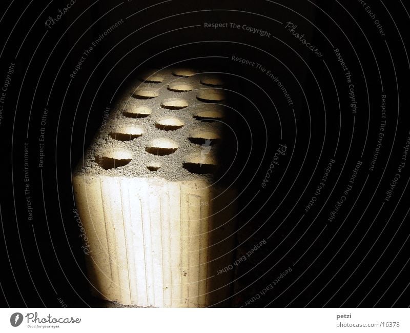 Licht-Einfall Handwerk Backstein verrückt Lochziegel Lichtstrahl Farbfoto Innenaufnahme Textfreiraum links Textfreiraum rechts Textfreiraum oben