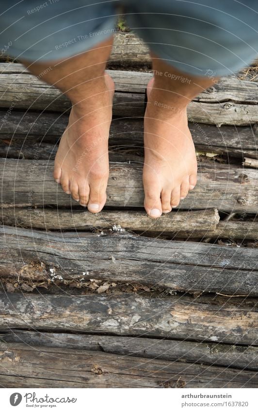 Barfuß auf Holz Pediküre Gesundheit Freizeit & Hobby Tourismus Ausflug wandern Mensch maskulin Erwachsene Leben Fuß 1 30-45 Jahre Umwelt Natur Sommer Garten